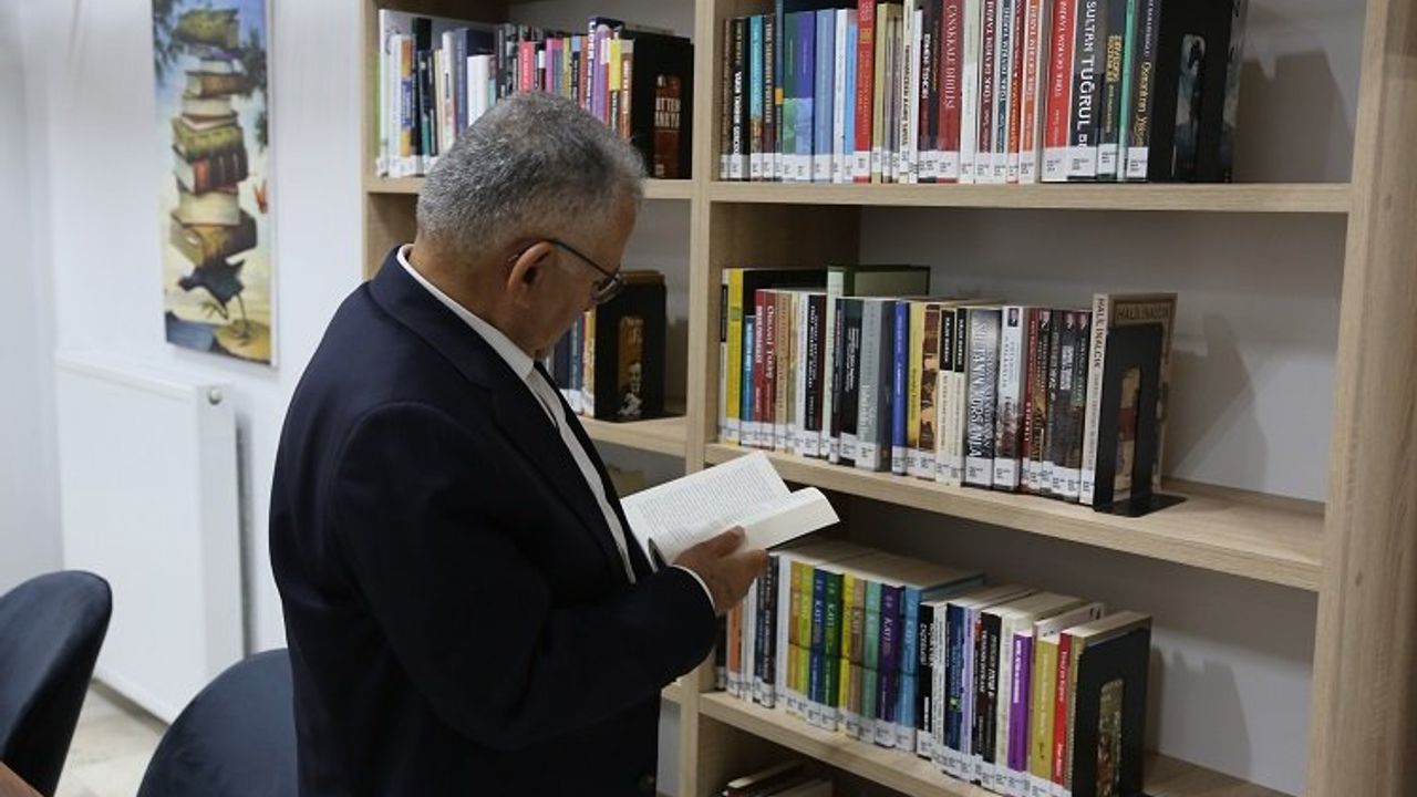 Memduh Büyükkılıç'tan Erkilet Kütüphanesi'ne ziyaret