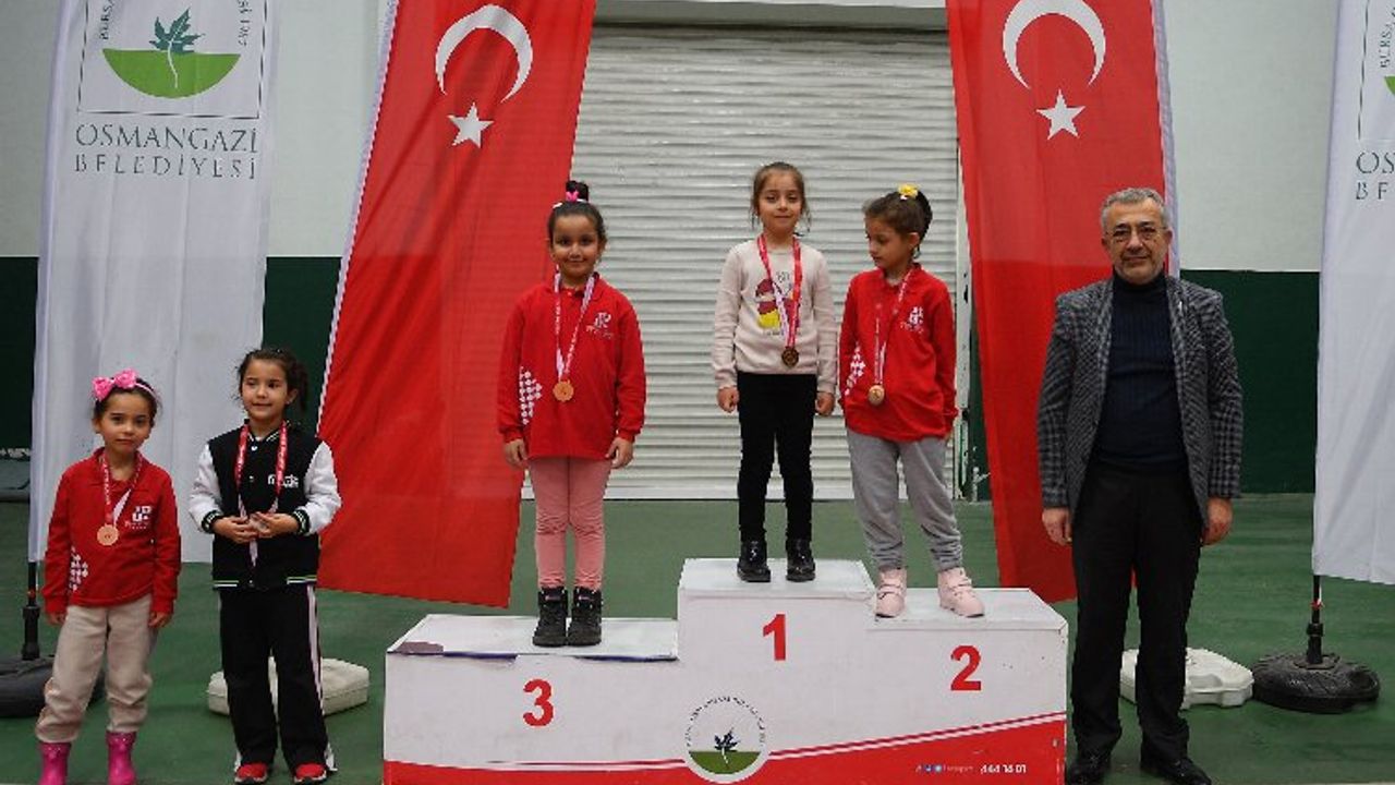 Bursa Osmangazi'de minik satranççılar ödüllendirildi