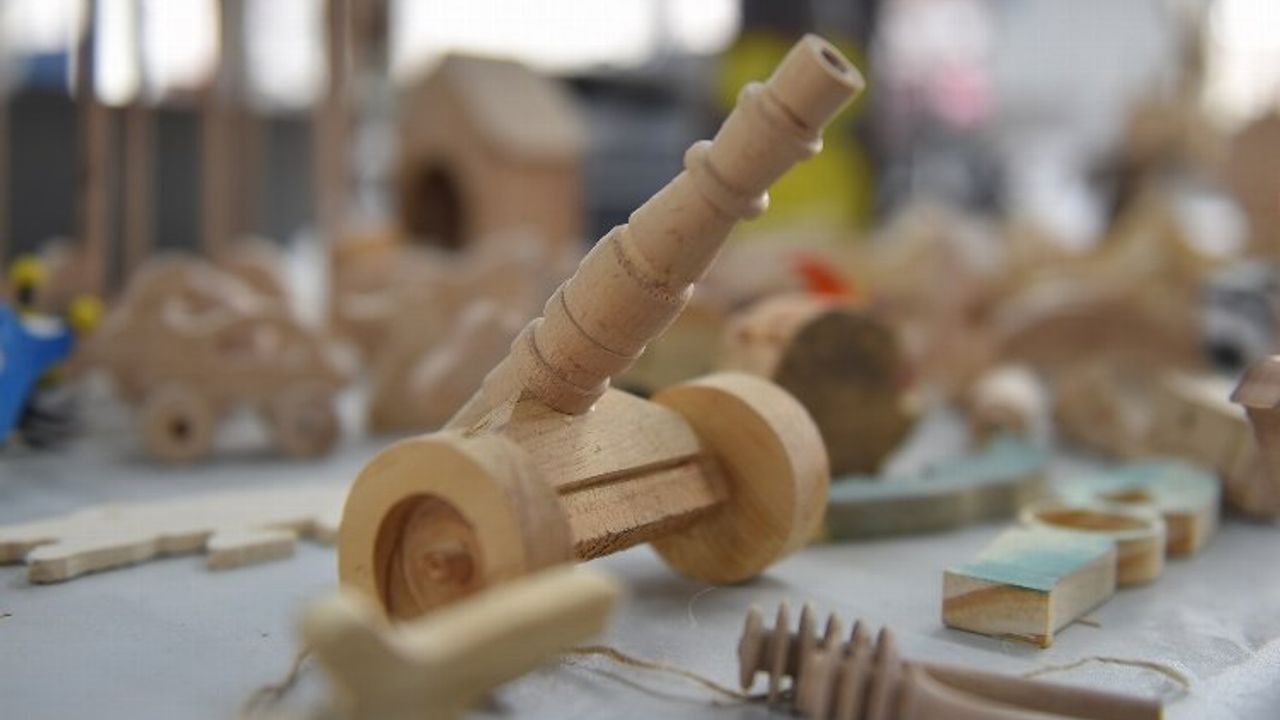 Bursa Yıldırım'da kursiyerler oyuncak üretiyor