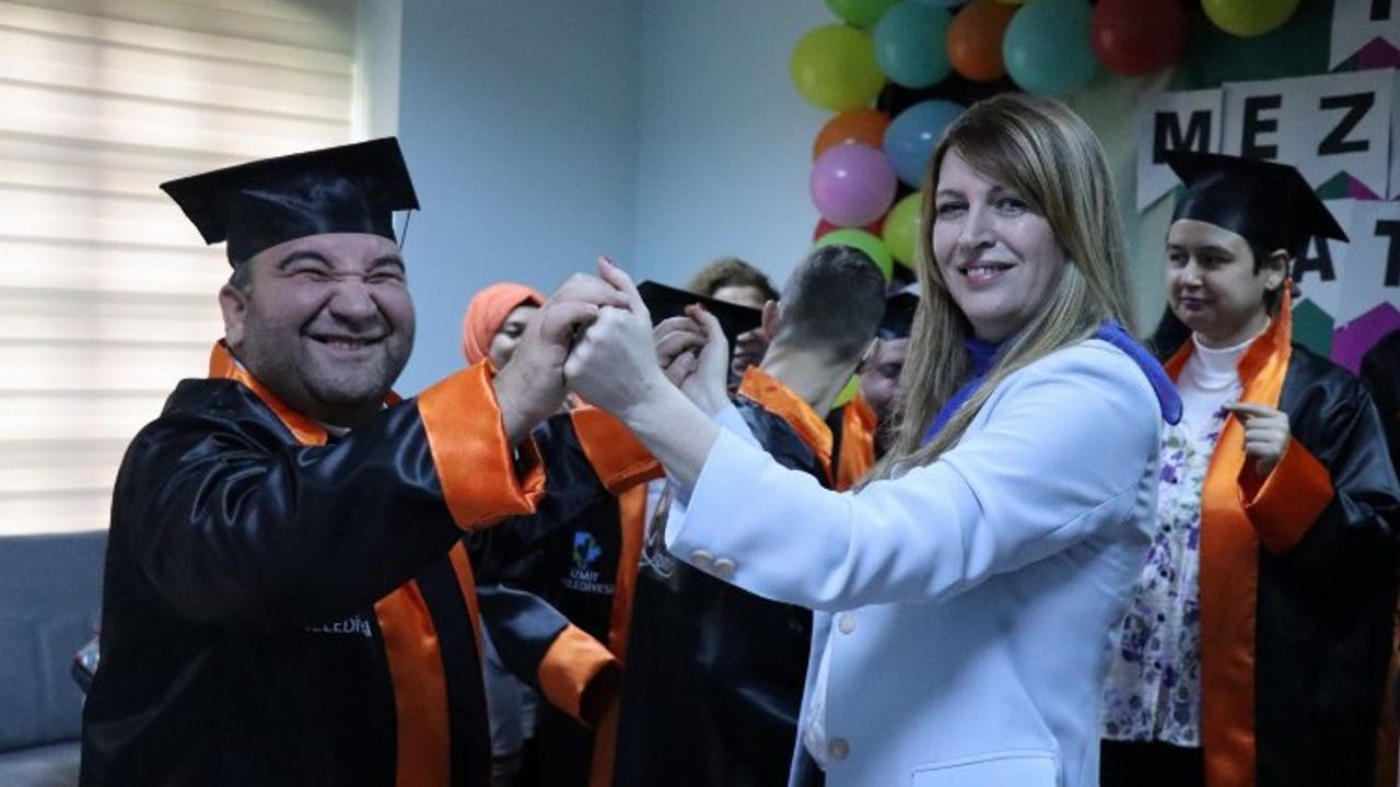 İzmit YADEV'de mezuniyet sevinci