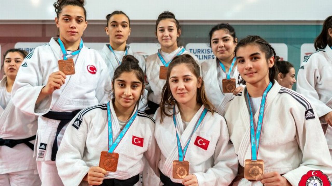 Manisa'nın kadın judocuları Süper Lig'e yükseldi