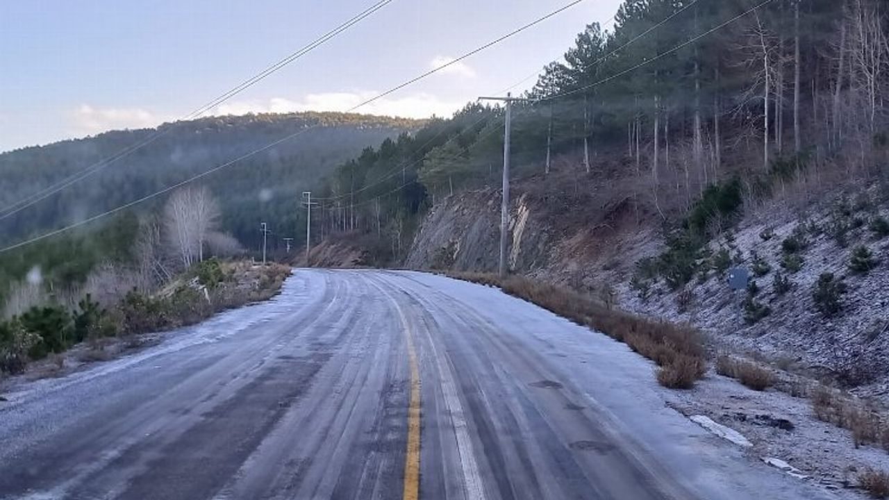 Muğla'da yollar buzlanmaya karşı tuzlanıyor