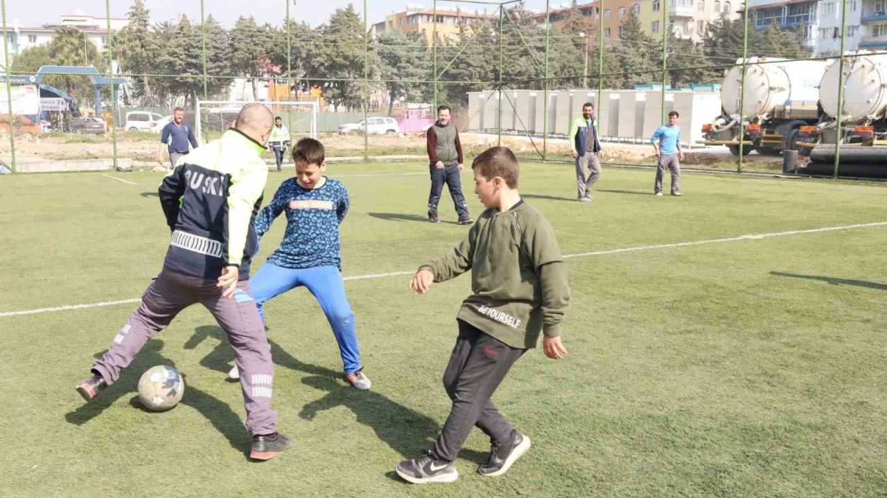Bursalı ekipler depremzede çocuklarla moral maçı yaptı