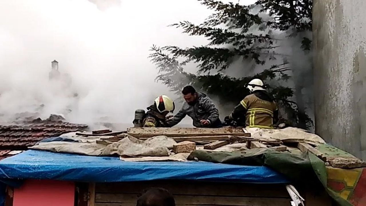 Yangında çöken çatıdan düşen 3 itfaiye eri ölümden döndü