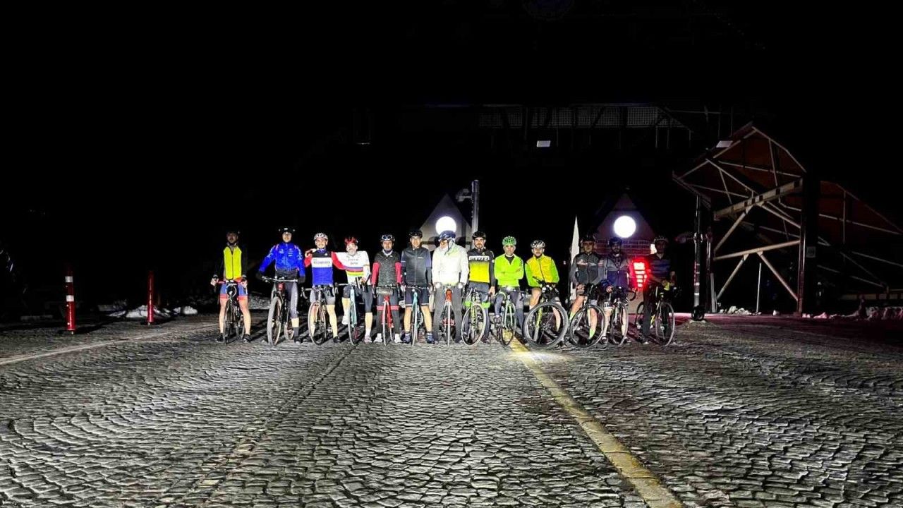 Bursa’da bisiklet tutkunları iftar sonrası Uludağ’a pedal çevirdi