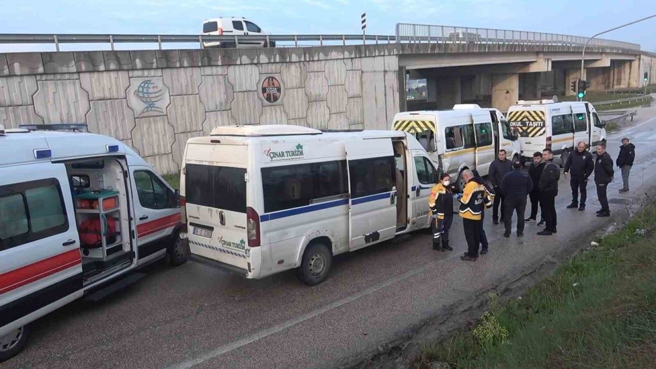 Bursa’da işçileri taşıyan 3 servis aracı çarpıştı : 15 kişi yaralandı