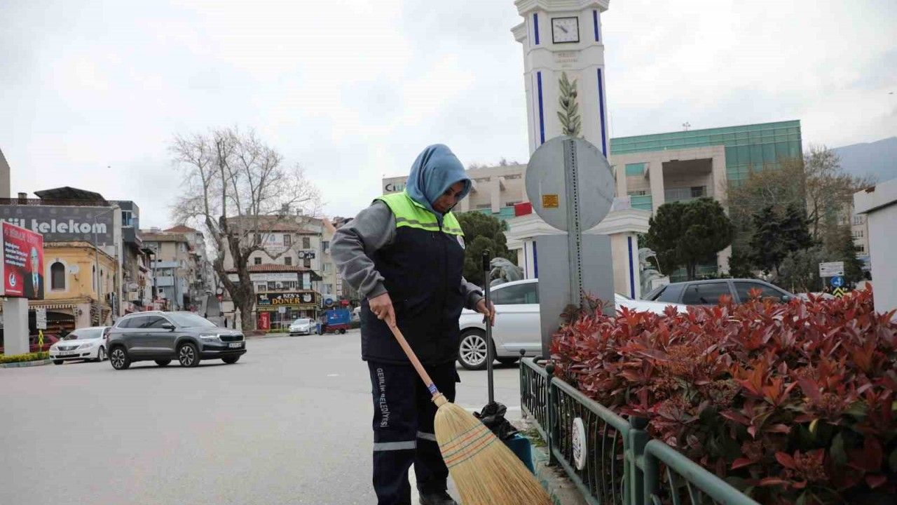 Gemlik’te sokakların temizliği kadınlara emanet