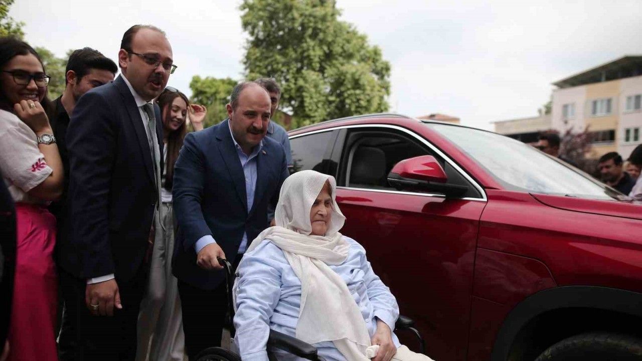 Bakan Varank, 70 Yaşındaki Kadını TOGG'la Oy Kullanmaya Götürdü!