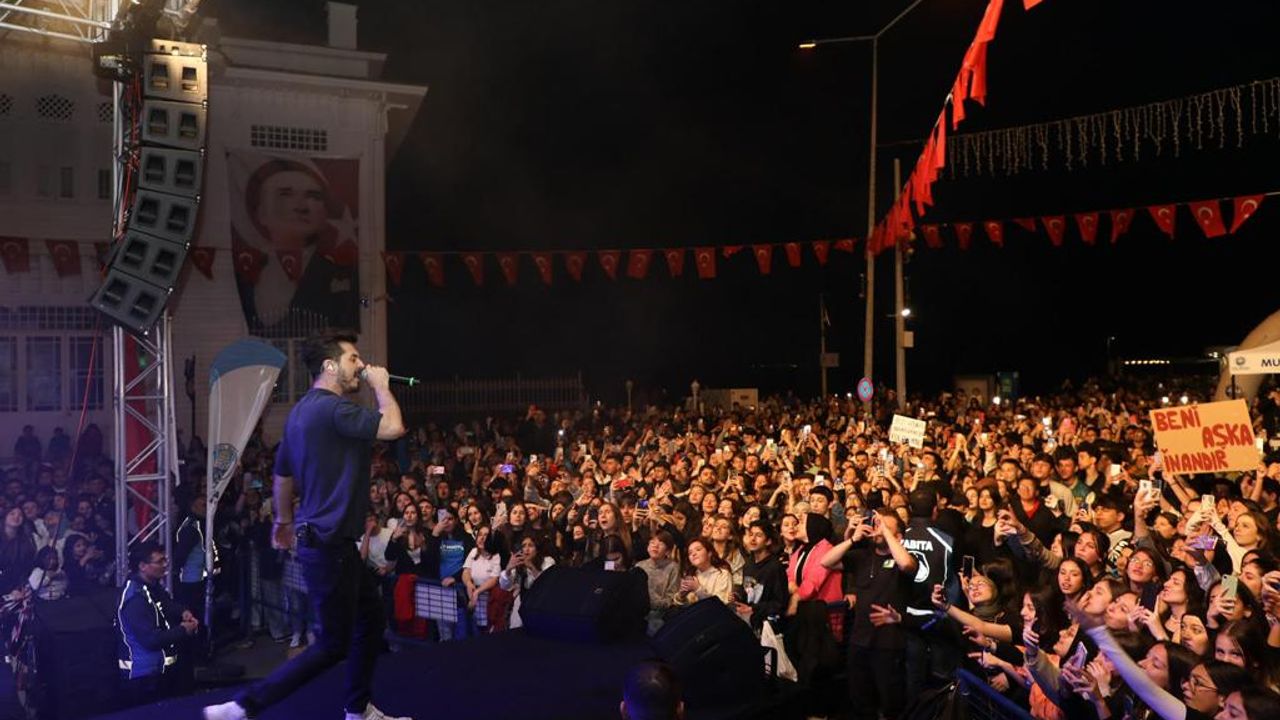 Mudanya 19 Mayıs'ı Kolpa konseriyle kutladı.