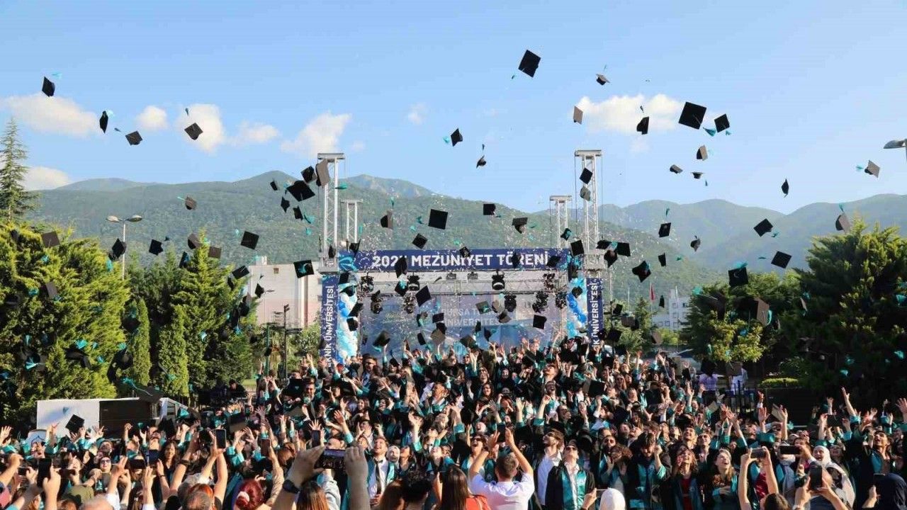 Bursa Teknik Üniversitesi, mezunlarını yolcu etti