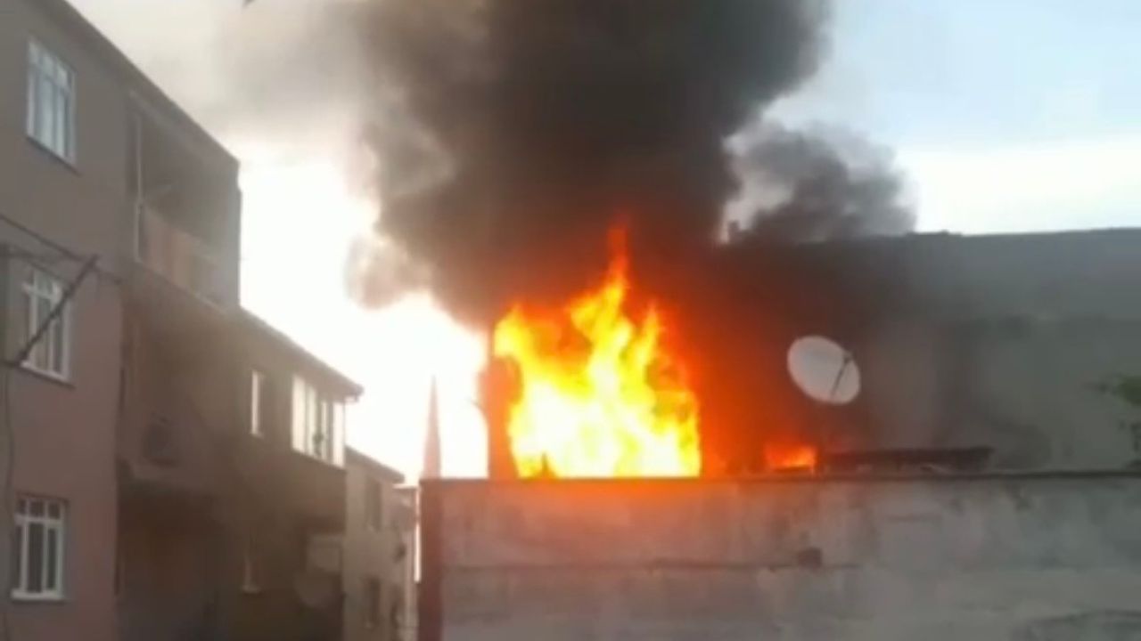 Bursa’da 2 katlı evin çatı katı alev alev yandı!