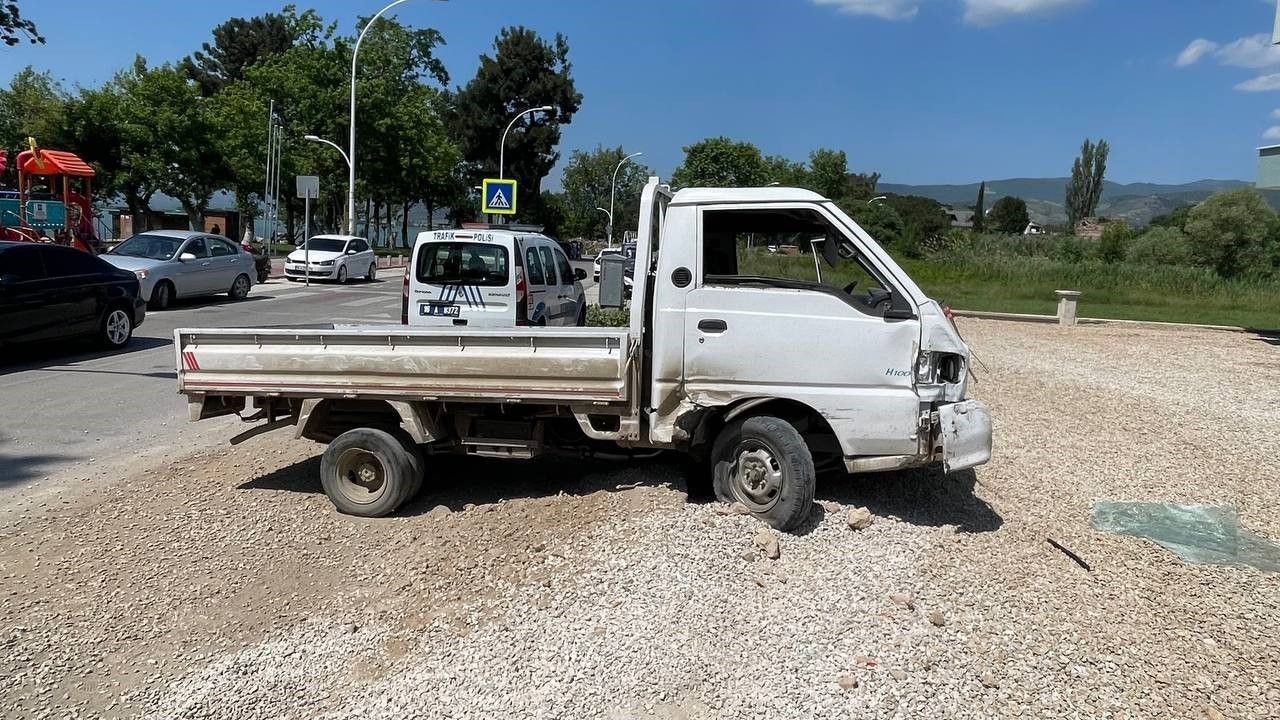 Bursa'da kazanın etkisiyle kamyonet Halil Ergün’ün evine daldı