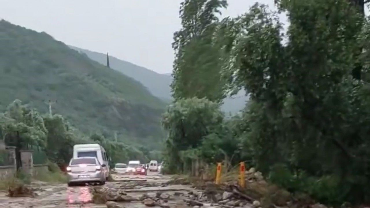 Sel suları İznik-Bursa yolunu kapattı
