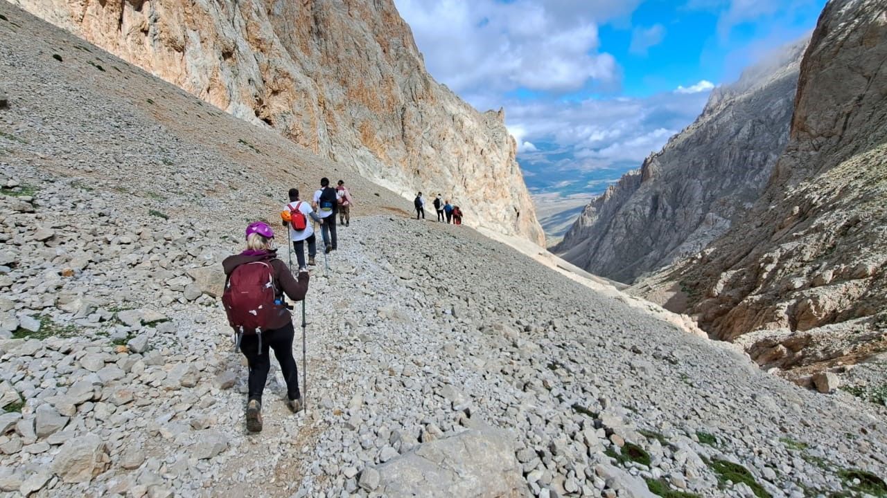 Eğitimini tamamlayan dağcılar zirveye yürüdü