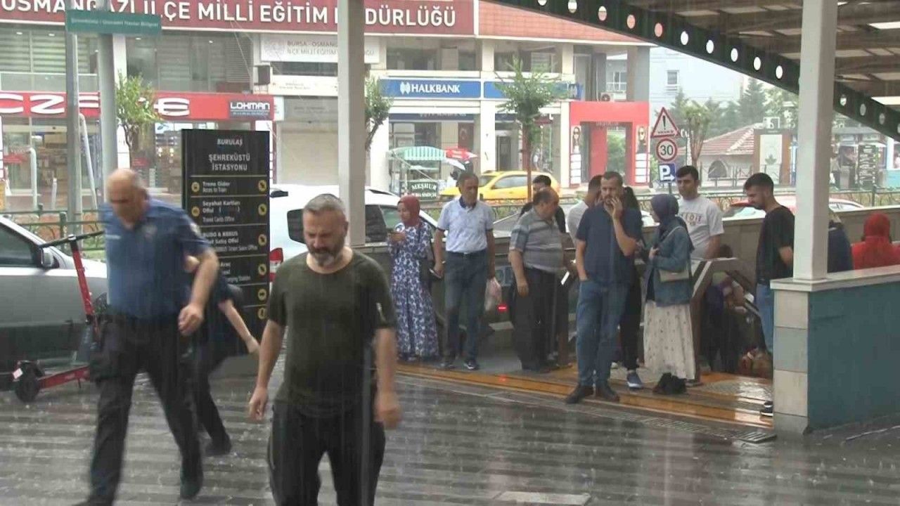 Bursalılar sağanak yağmura hazırlıksız yakalandı!