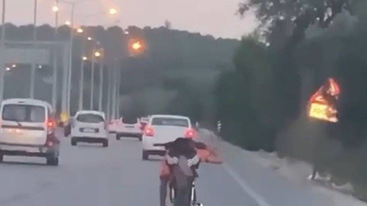 Motosikleti yatarak kullanan sürücü kameraya yakalandı!