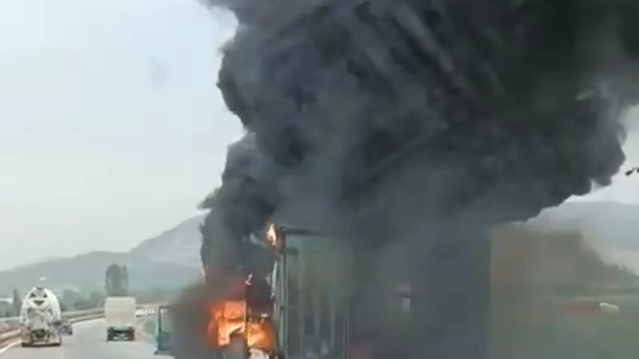 Seyir halindeki kamyonet alev alev yandı!