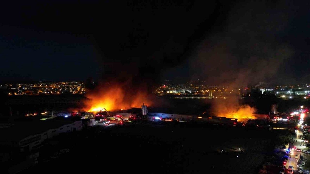 Bursa’da 10 fabrikaya sıçrayan yangın gece havadan görüntülendi!