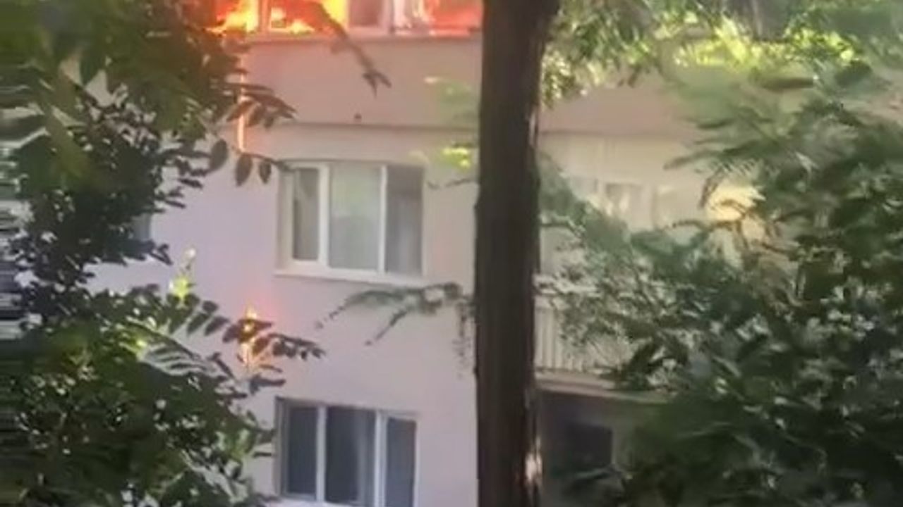 Bursa’da 4 katlı apartmanın çatısı alev alev yandı!
