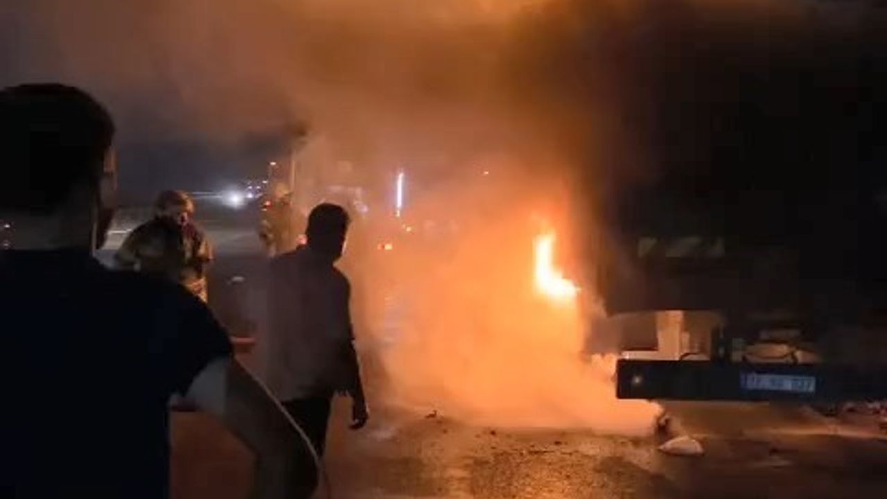 Bursa’da arı yüklü kamyon alev alev yandı!