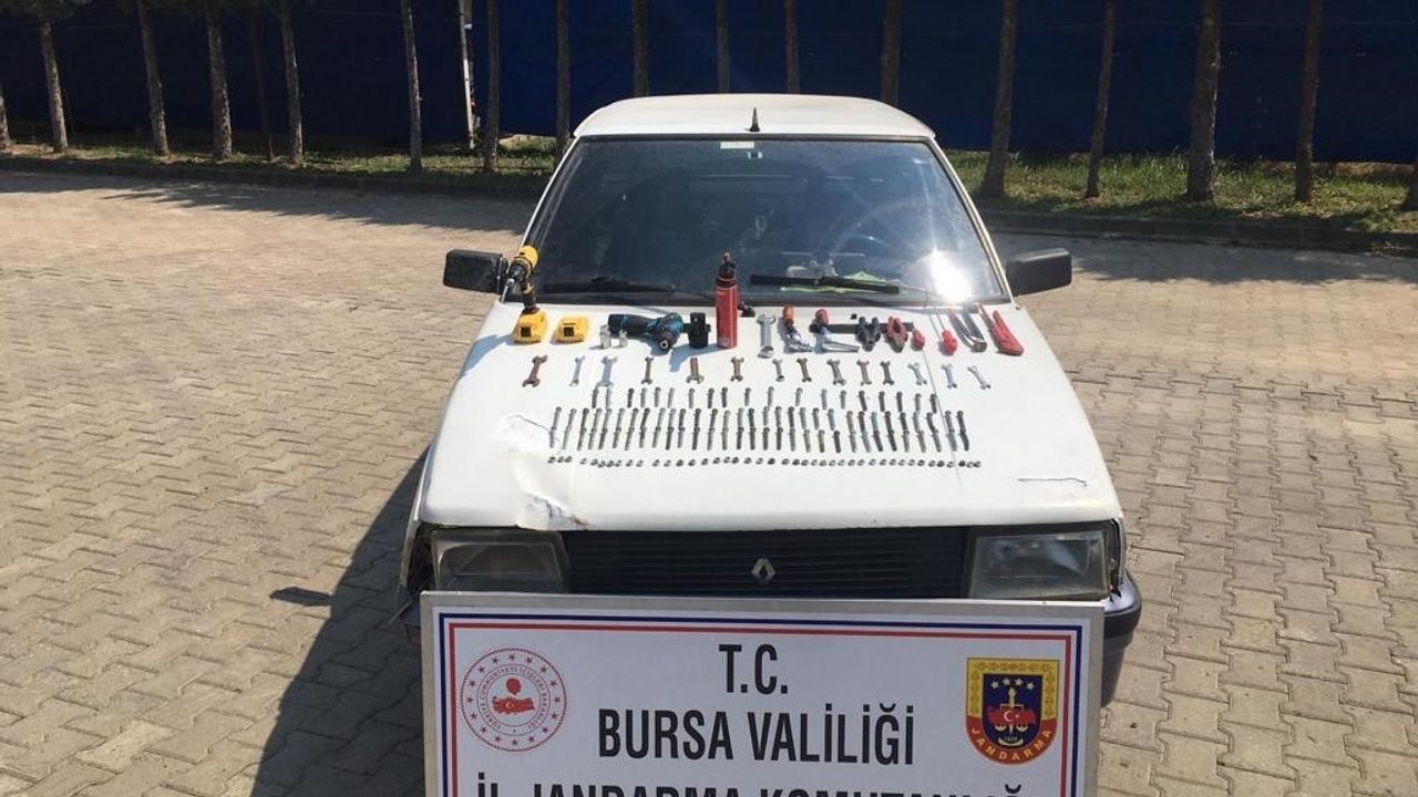 Bursa’da trafik levhalarını çalan hırsızlar tutuklandı!