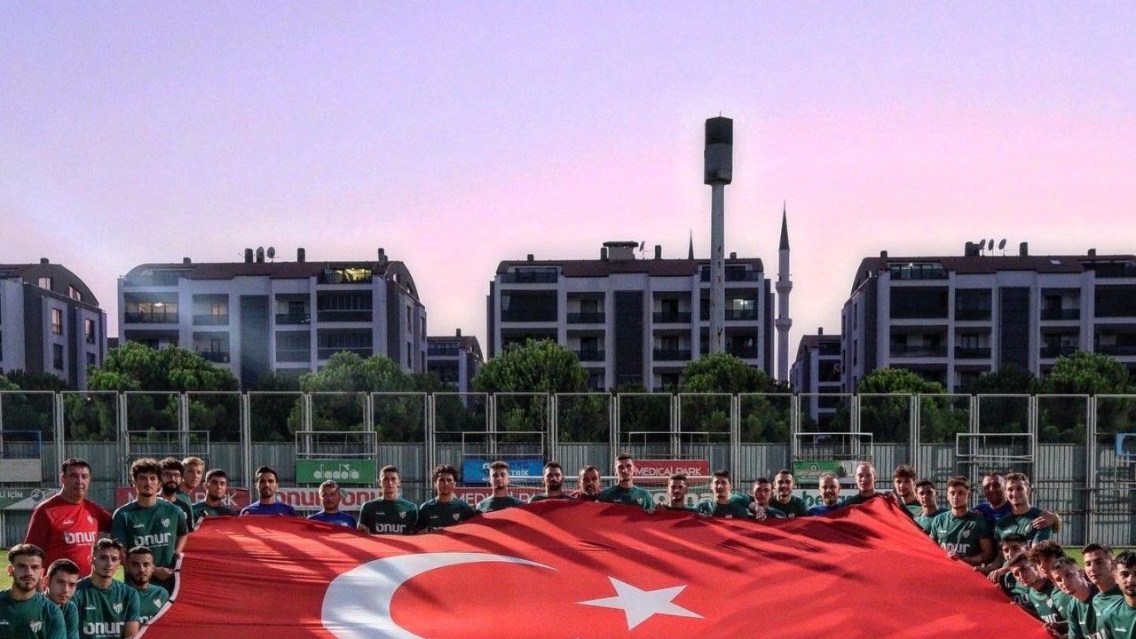 Bursasporlu futbolcular 30 Ağustos Zafer Bayramı’nı kutladı!