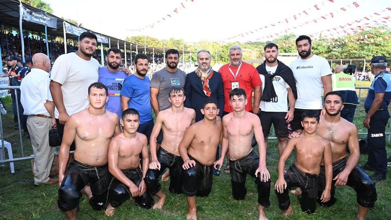 Bursa Büyükşehir Belediyesporlu güreşçiler Balıkesir’den 7 madalya 2 kupayla döndü!