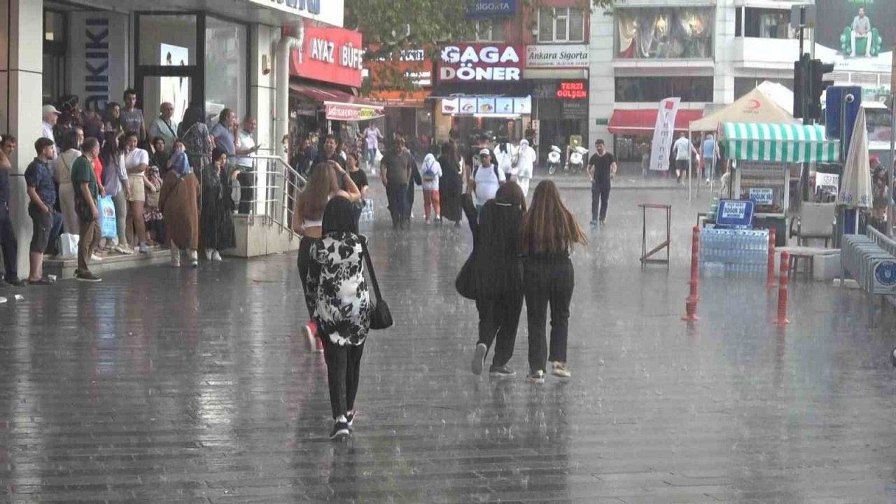 Bursalılar yağmura hazırlıksız yakalandı!