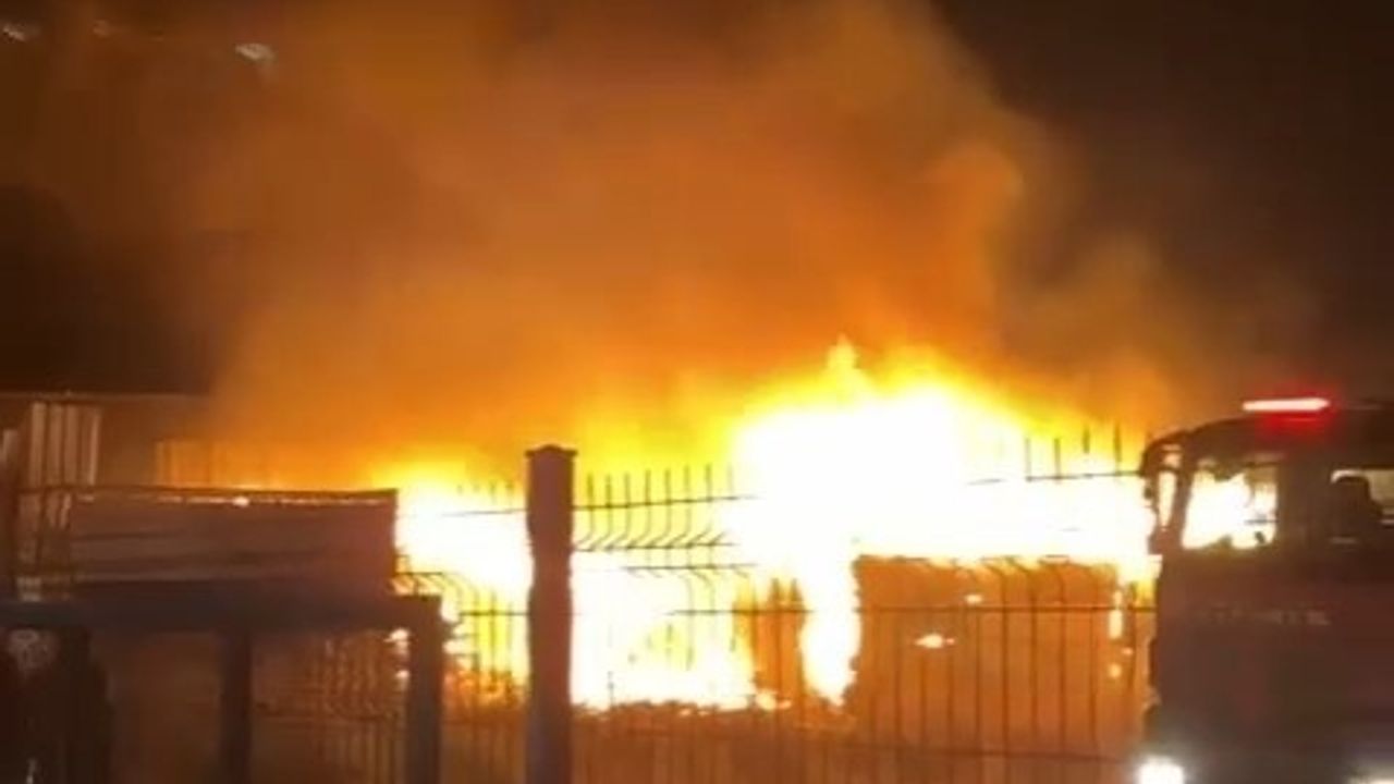 Bursa’da geri dönüşüm tesisi alev alev yandı!