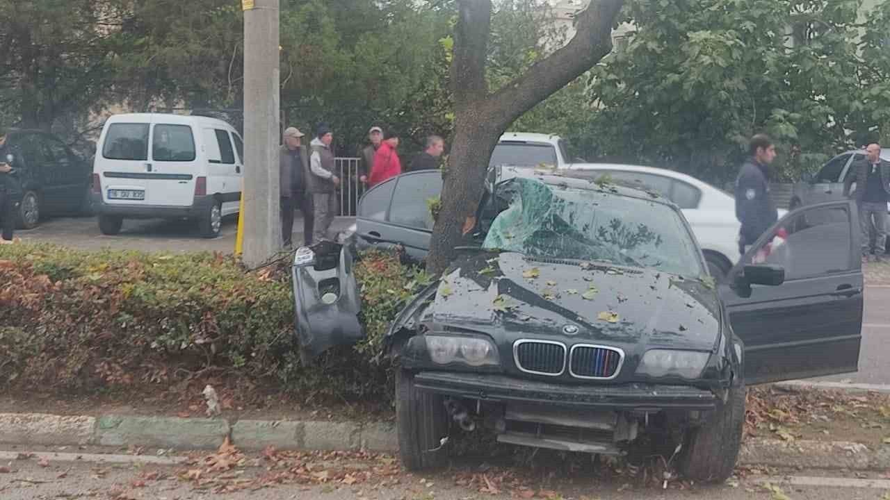 Bursa’da kontrolden çıkan otomobil refüjdeki ağaca çarptı: 2 yaralı!