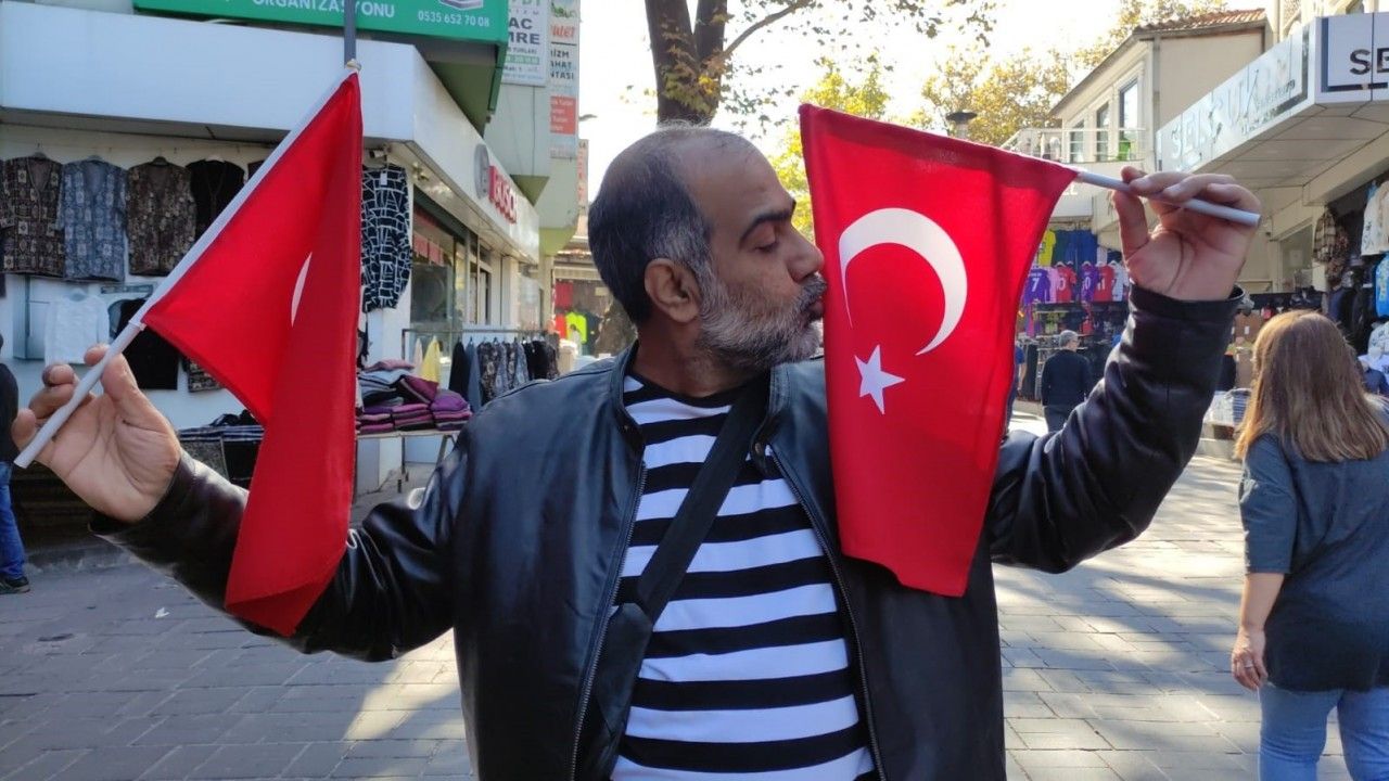 (Özel) Pakistanlı turistin Türk bayrağı sevgisi