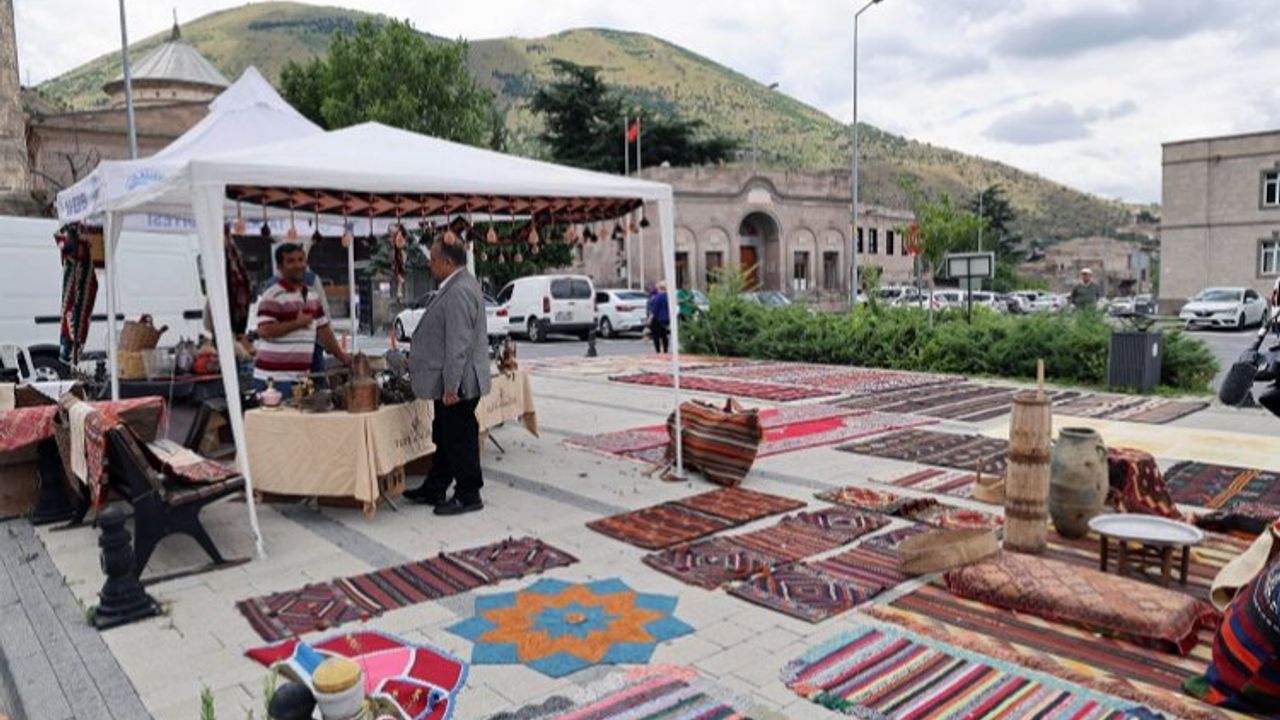 Kayseri Talas'ta yılın son antika pazarı