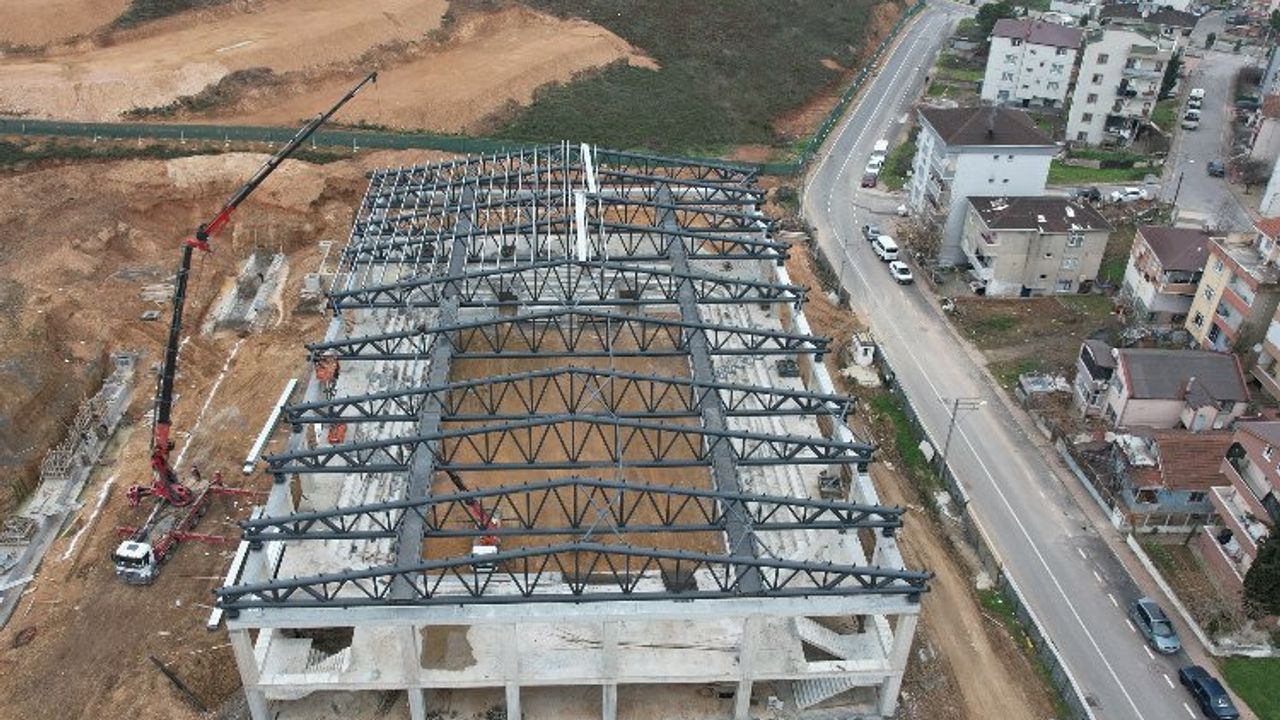 Çayırova'da yeni salonun çatı makasları tamam