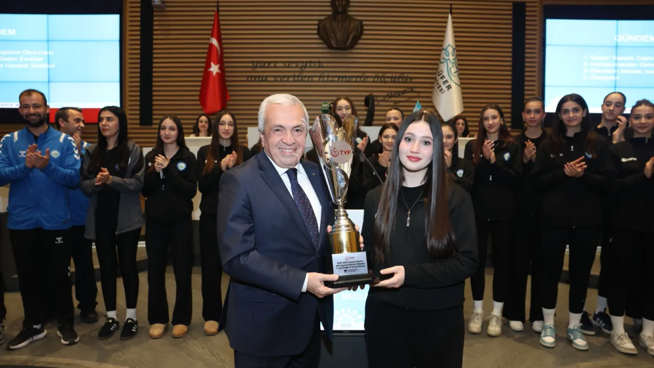 Bursa Nilüfer'in genç sporcuları başarılarını mecliste paylaştı
