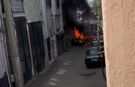Bursa’da bir otomobil sokak ortasında alev alev yandı