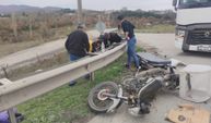 Süpürgelik mevkiinde Kurye motosikleti kontrolden çıkarak bariyerlere çarptı