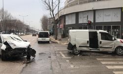 Bursa’da iki otomobilin çarpıştı: 9 yaralı