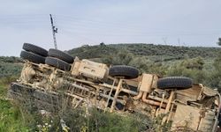 İznik-Karamürsel karayolunda hafriyat kamyonu devrildi