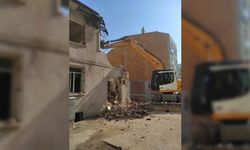 Osmangazi’de iki katlı metruk bina yıkıldı