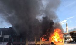 Çarşı bölgesinde bir lostracıya ait ahşap bina alev alev yandı.