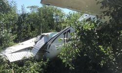 Eğitim uçağı havalimanı yerine meyve bahçesine indi: 2 yaralı