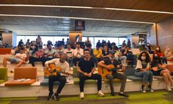 Bursa’da YKS’ye girecek öğrencilere kütüphanede sürpriz konser