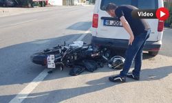Park halindeki araca çarpan motosikletin sürücüsü ölümden döndü