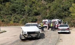 Bursa-Orhaneli yolunda iki otomobil kafa kafaya çarpıştı, 7 kişi hafif yaralandı