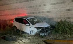 Bursa’da kız arkadaşı ile duvara çarparak kaza yapan sürücü olay yerinden kaçtı