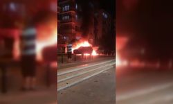 Bursa’da park halindeki 2 otomobil alev alev yandı