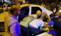 Polisten kaçan alkollü sürücü kazaya neden oldu, hastanede gözaltına alındı: 2 yaralı