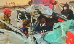 Kaza sonucunda araçta sıkışan 2 kişiyi itfaiye kurtardı