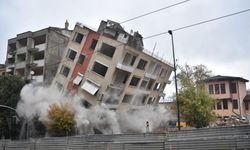 Bursa’da tarihi gölgeleyen 5 katlı bina böyle yıkıldı