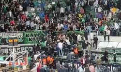 Bursaspor - Beşiktaş basketbol maçında taraftarlar arasında kavga